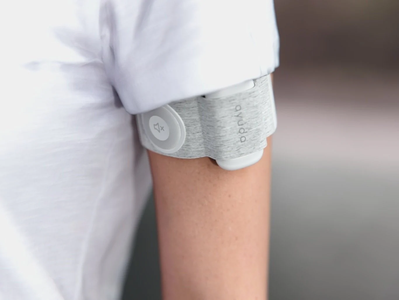 Person wearing a light ARMband on their upper arm, official Ayuda photograph